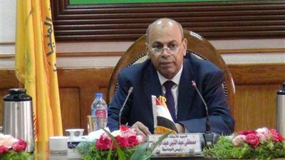 رئيس جامعة المنيا يسلم 10 ماكينات خياطة للمتدربات