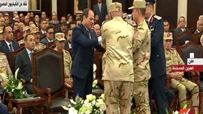 رئيس مجلس إدارة شركة النصر للكيماويات يهدي الرئيس السيسي القرآن الكريم