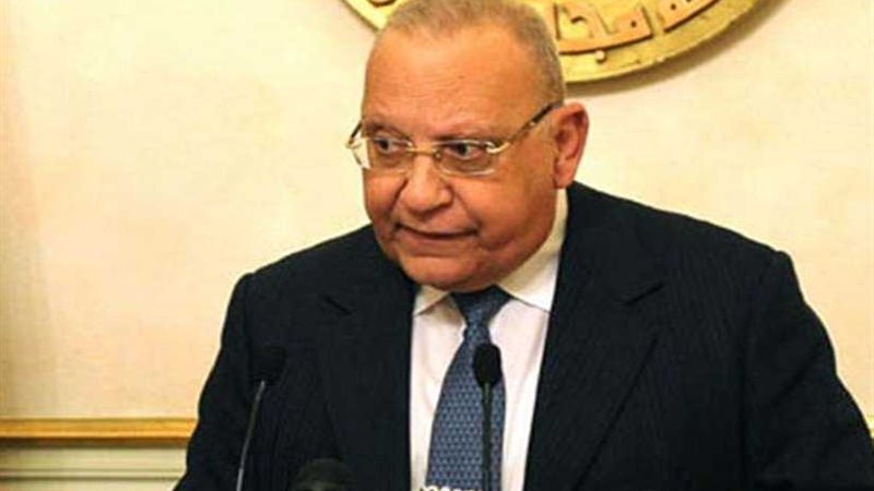 وزير العدل يمنح مسئولين