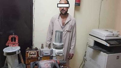 ضبط عاطل يقوم بتركيب عدادات الغاز الطبيعي للمنازل بطريقة غير شرعية بأسيوط