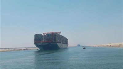 عبور أكبر سفينة حاويات في العالم في أول رحلة لها عبر قناة السويس الجديدة