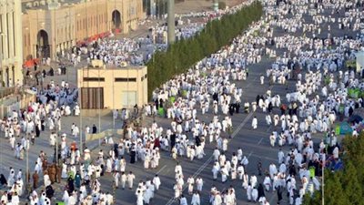 حجاج بيت الله الحرام يتوافدون على مشعر عرفات منذ فجر اليوم
