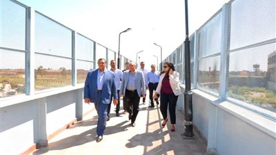 محافظ البحيرة يتفقد كوبري المشاة الرابط بين جامعة دمنهور ومساكن الأبعادية‎