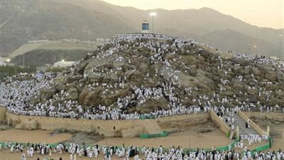 حجاج بيت الله الحرام يستقرون على صعيد عرفات الطاهر مرددين.. 