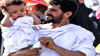 مشهد الأطفال مع ذويهم في الحج يجذب عدسات المصورين