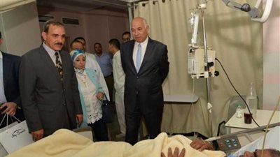 محافظ أسيوط يتفقد المستشفيات ويهنئ المرضى بالعيد