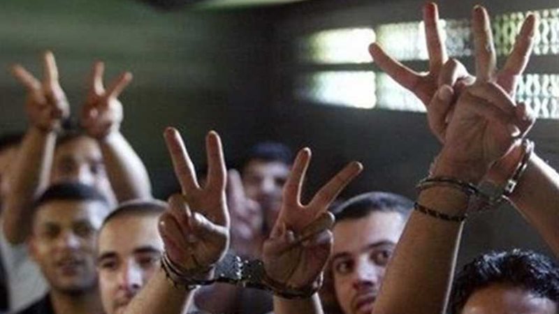 أسري فلسطينيون يتعرضون