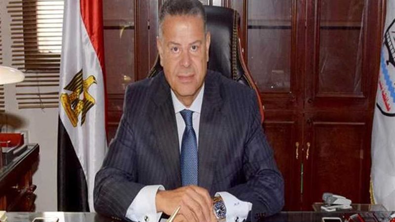 محافظ بني سويف يسلم