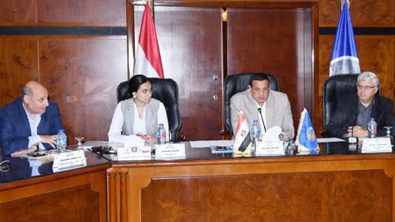 محافظ البحيرة يجتمع