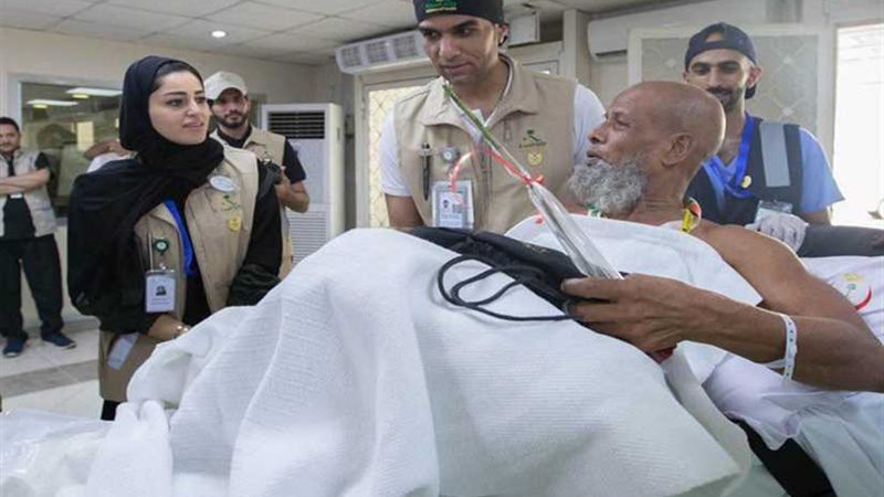 الحجاج المنومون يعبرون