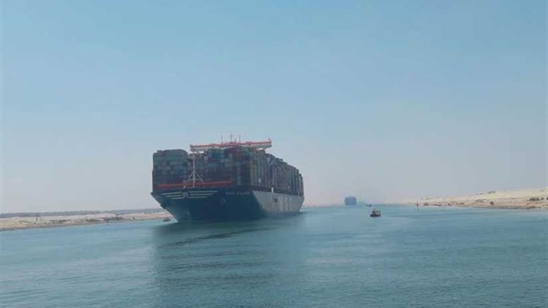 عبور أكبر سفينة حاويات