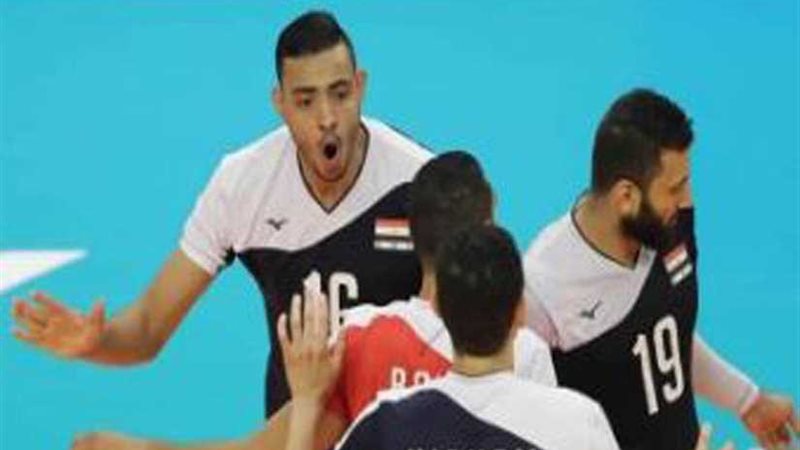 رجال الطائرة أمام