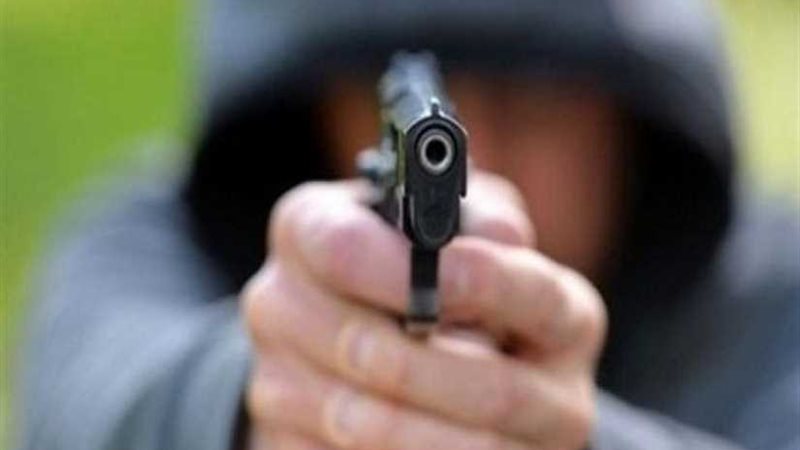 عاطل يطلق النيران