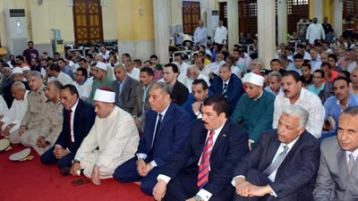 بالصور.. محافظ القليوبية ومدير الأمن يؤديان صلاة عيد الأضحي ببنها