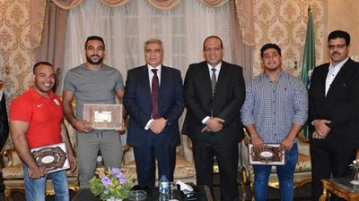 محافظ المنيا يكرم 3 لاعبين من أبطال العالم وموهبة في الشعر