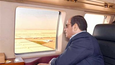 الرئيس السيسي يتفقد بالطائرة مشروعات الصوب الزراعية بقاعدة 