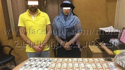 ضبط شخصين لقيامهما بالإتجار في النقد الأجنبي خارج نطاق 