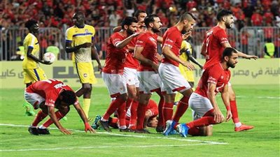 الشوط الأول.. الأهلي يتقدم على إطلع بره بثنائية معلول وأزارو