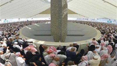 الحجاج يواصلون رمي الجمرات في أول أيام التشريق