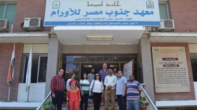 وفد مستقبل وطن أسيوط يزور معهد الأورام ويوزع الهدايا على المرضى.. (صور(