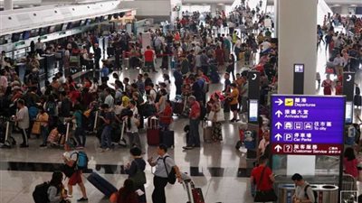 إعادة فتح مطار هونج كونج وإلغاء أكثر من 200 رحلة
