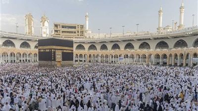 حجاج بيت الله الحرام يؤدون طواف الوداع