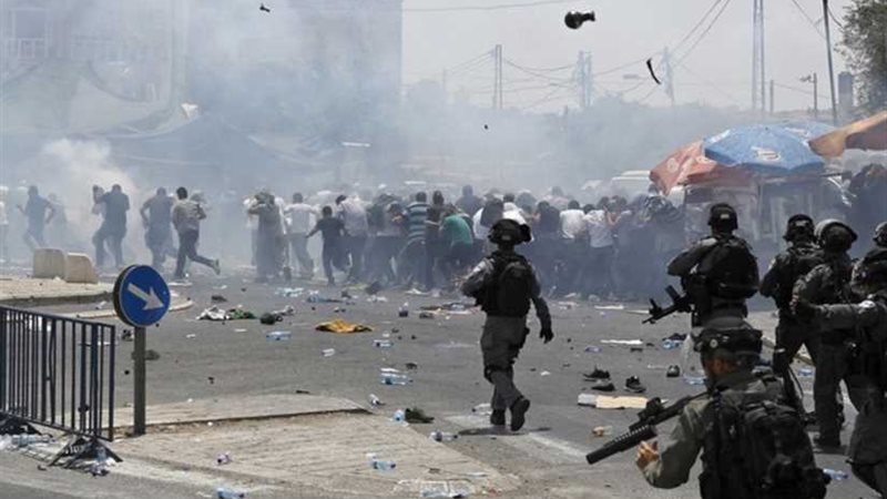 إصابة عشرات المصلين