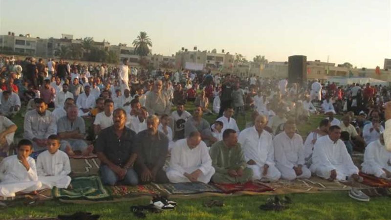 بالصور.. الآلاف يؤدون