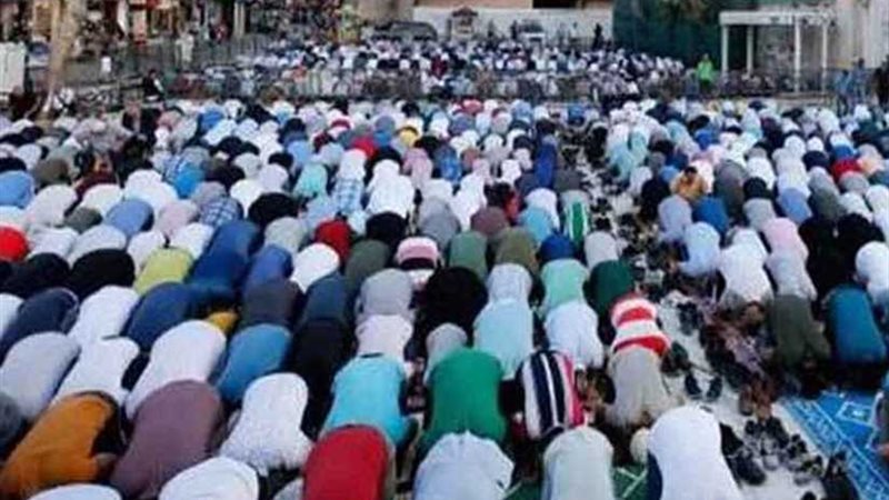 الآلاف يؤدون صلاة
