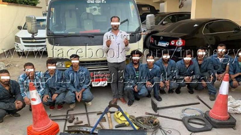 12 شخصاً ينتحلون