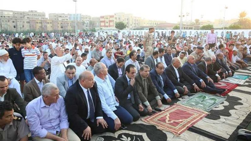 الآلاف يؤدون صلاة