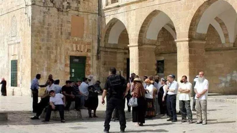 1340 مستوطنا يقتحمون