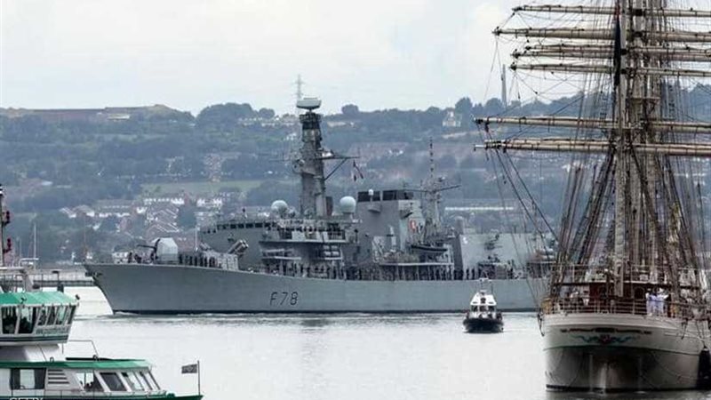 مدمرة بريطانية تبحر