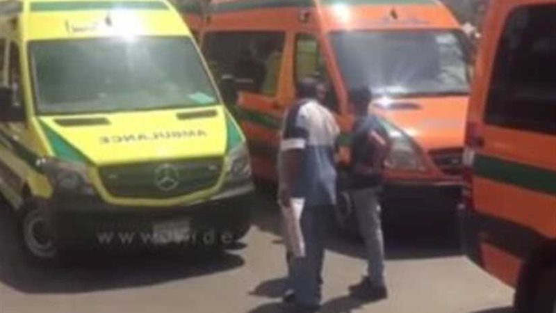 مبلط يتعدى على عامل