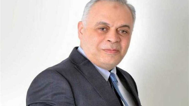 أشرف زكي يتقدم بأوراق