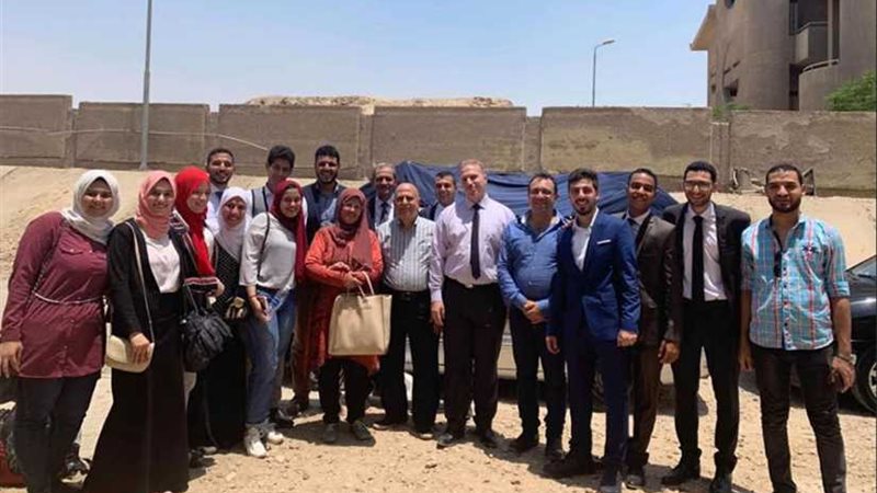 مظلة ذاتية تحمي السيارة..