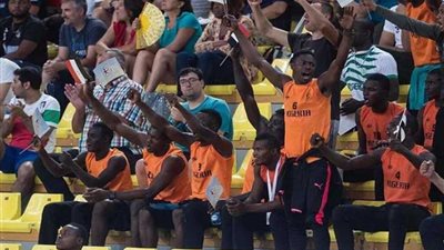 لاعبو نيجيريا يؤازرون منتخب مصر لكرة اليد ويحتفلون بالفوز.. (صور)