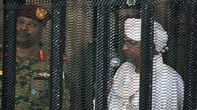 السودان: البشير يحضر محاكمته للمرة الأولى وسط إجراءات أمنية مشددة