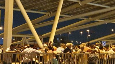 الجماهير تحتشد للاحتفال بأبطال اليد في مطار القاهرة