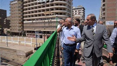 وزير النقل يفتتح كوبري مشاة الهلالي ويتفقد محطة قطار أسيوط.. (صور)