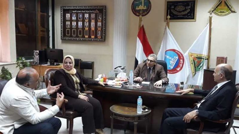 طب بنها تبحث تجهيز