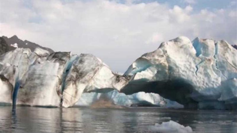 لحظة انهيار جبل جليدي..