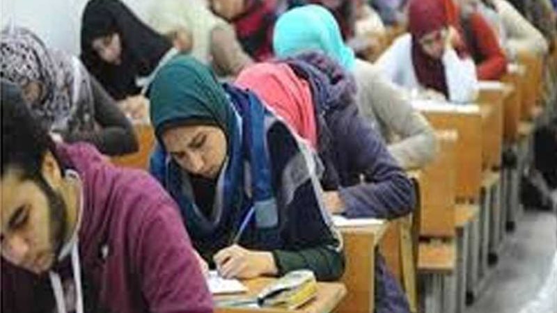 طلاب الثانوية يؤدون