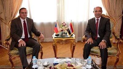 وزير الطيران المدني يلتقي سفير جمهورية التشيك بالقاهرة