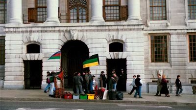 جنوب إفريقيا تحظر استخدام علم عصر الفصل العنصري