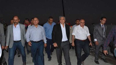 وزير النقل ومحافظ المنيا يتابعان العمل في محور سمالوط على النيل