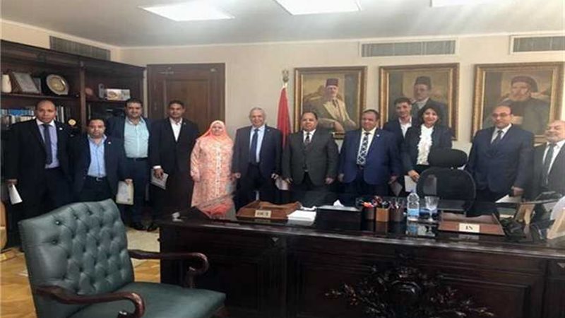 وزير المالية يكرم