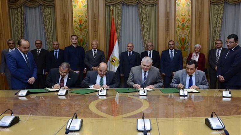 العصار يشهد توقيع