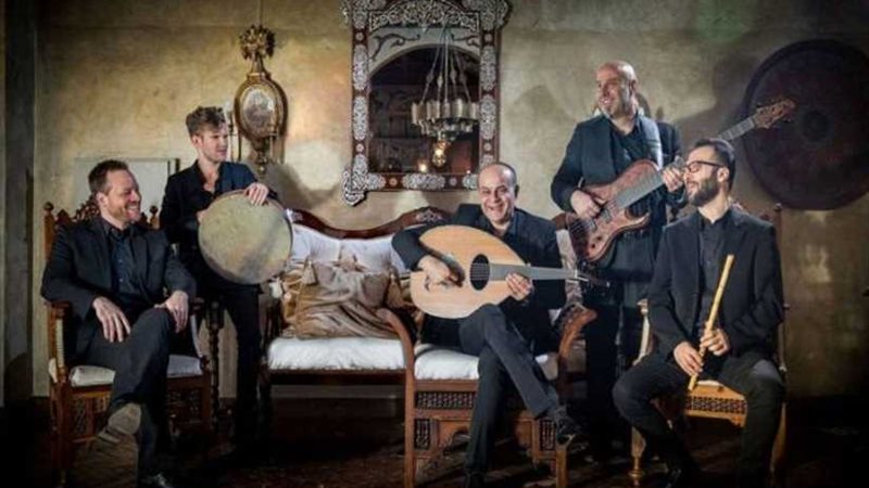 كايرو ستيبس على مسرح