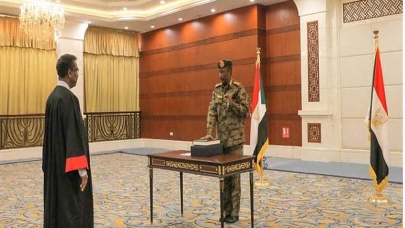 البرهان يؤدي القسم